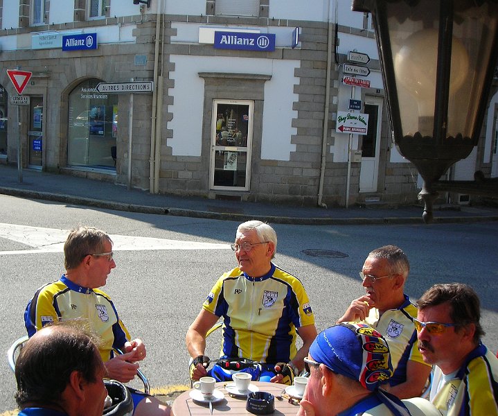 2010-06-24 07 Le Faouet Arret p tit cafe.JPG